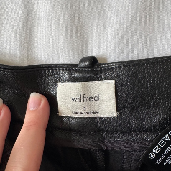 Aritzia Vegan Leather Carrot Pants in Black Size 0 - Picture 2 of 3